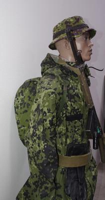 Mannequin-dukke med camouflage uniform M84