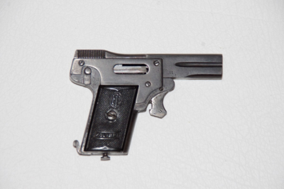 Østrisk Kolibri pistol / Kal. 2,7 x 9 mm.