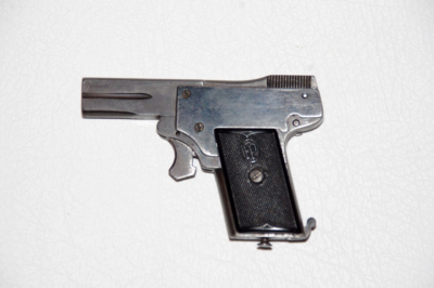 Østrisk Kolibri pistol / Kal. 2,7 x 9 mm.